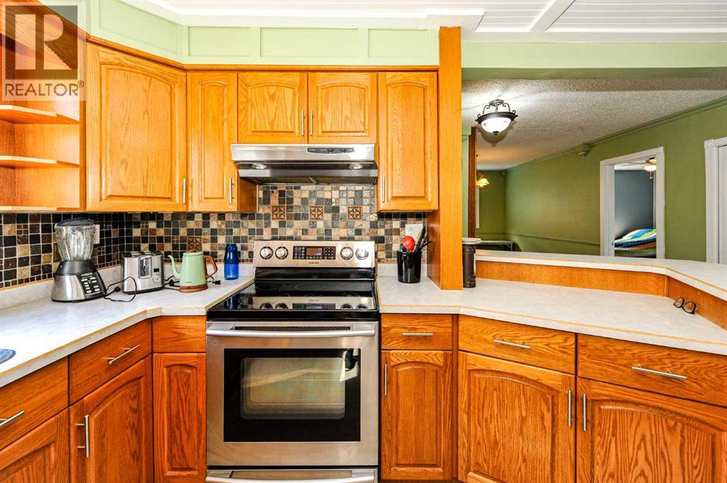 5228 42 Street Property Photo 12