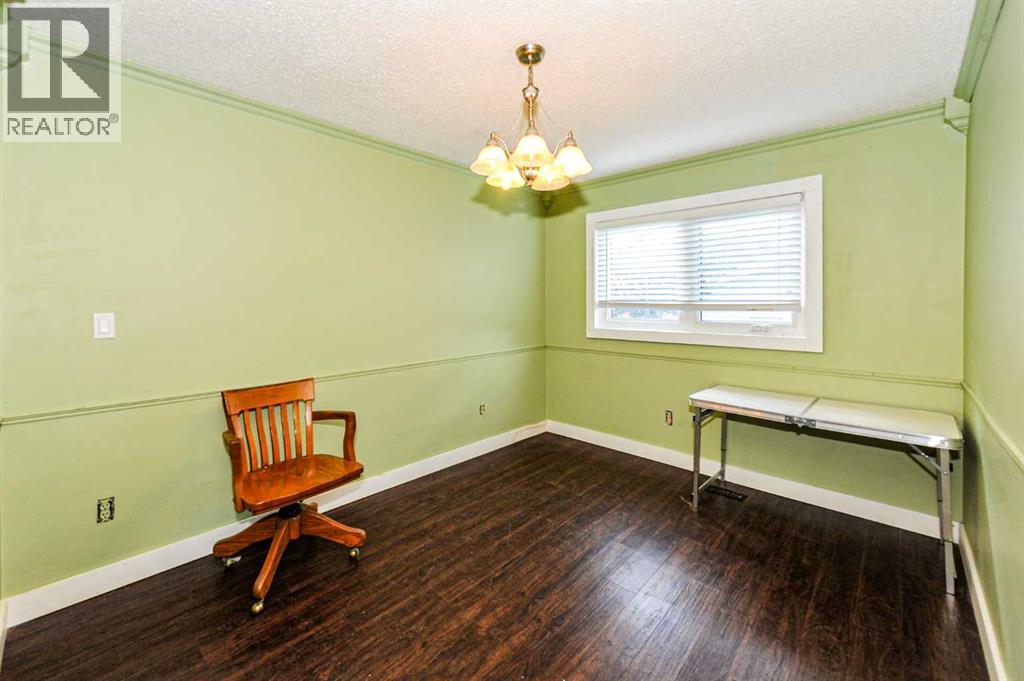 5228 42 Street Property Photo 13