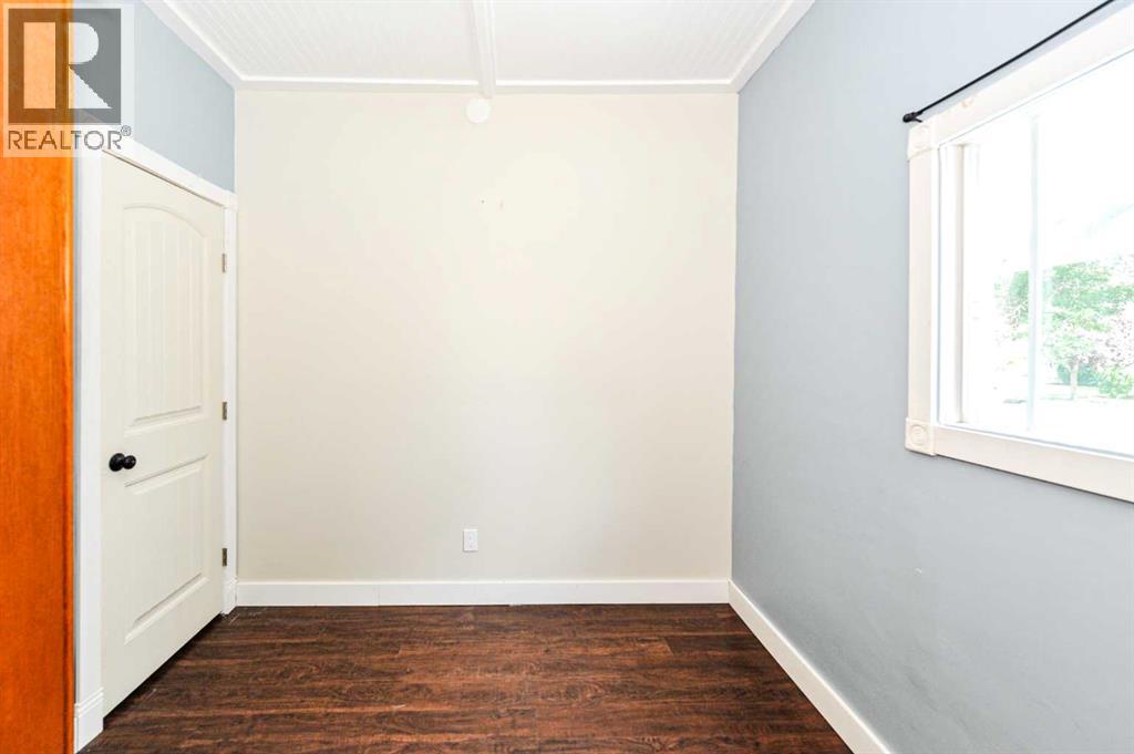 5228 42 Street Property Photo 15