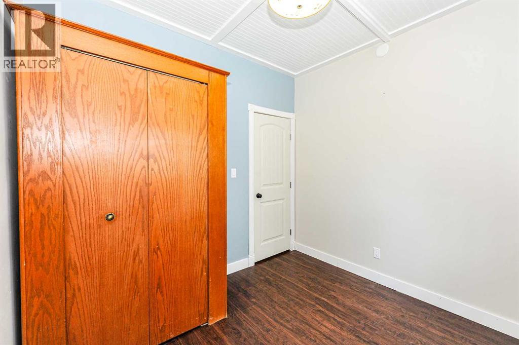 5228 42 Street Property Photo 16