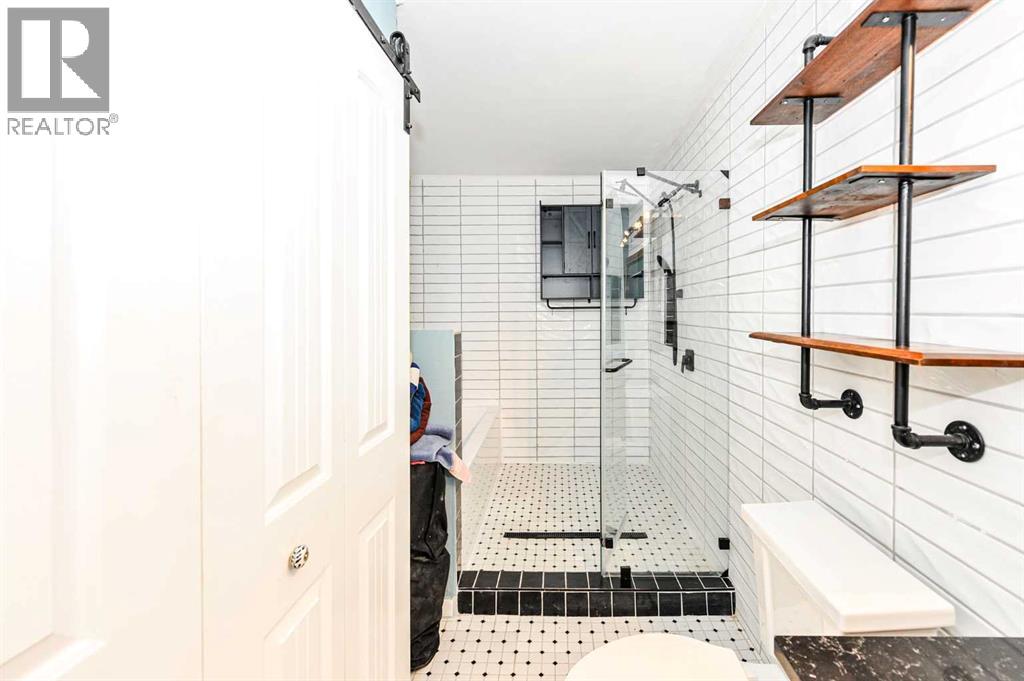 5228 42 Street Property Photo 17