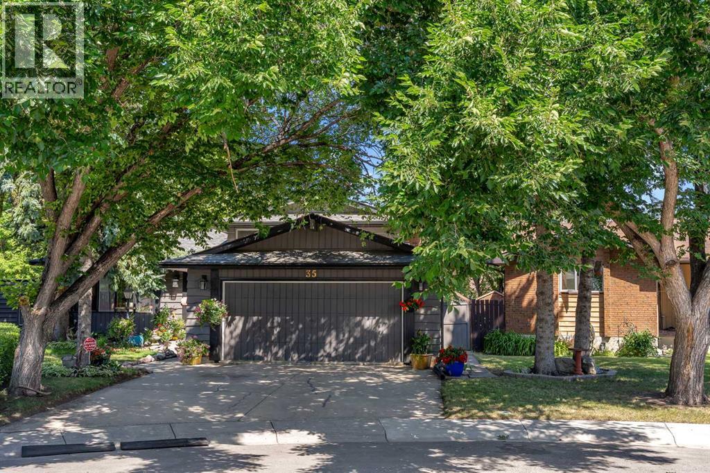 35 Rundlemere Place Ne Property Photo 1