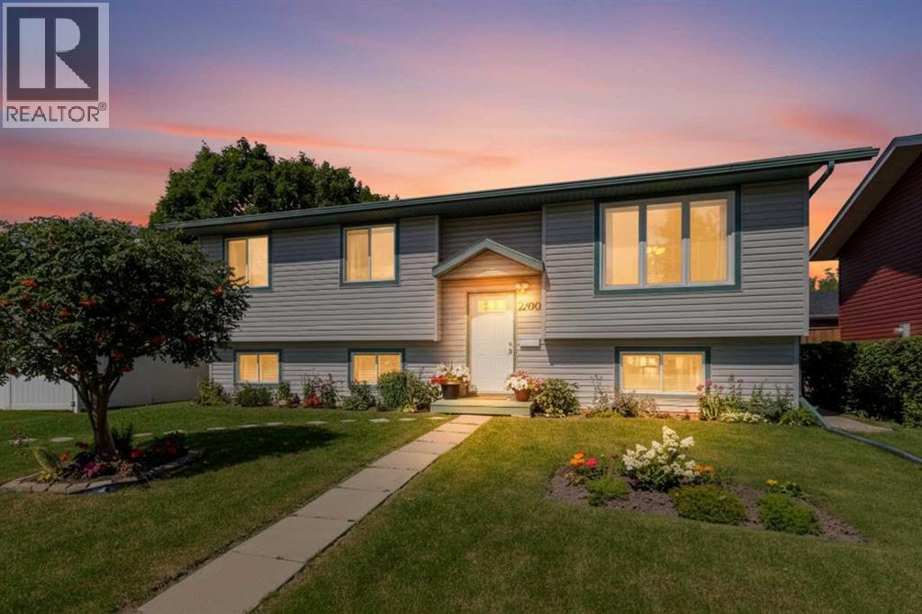 2100 25 Avenue Property Photo 1