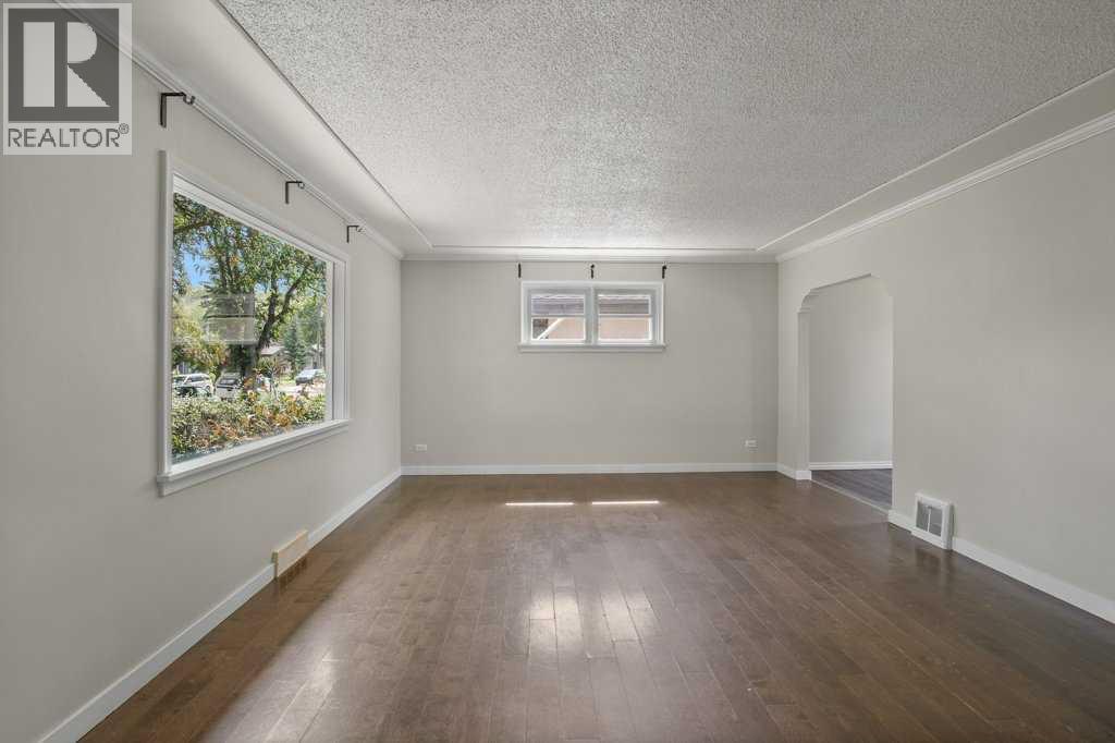 5330 42a Avenue Property Photo 3