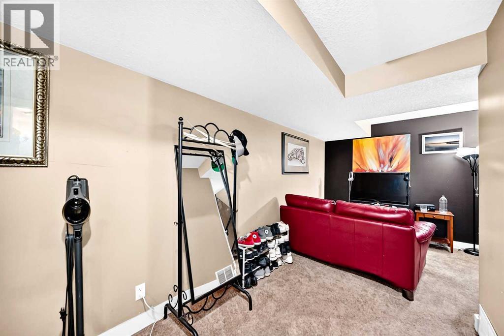 7616 23 Street Se Property Photo 17