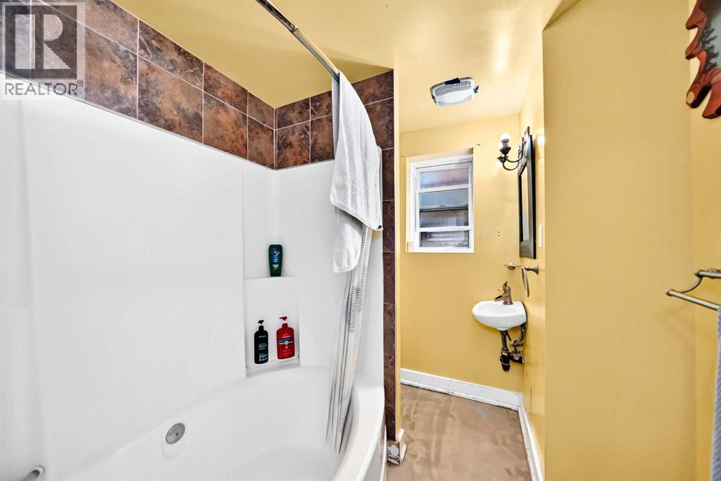 7616 23 Street Se Property Photo 18