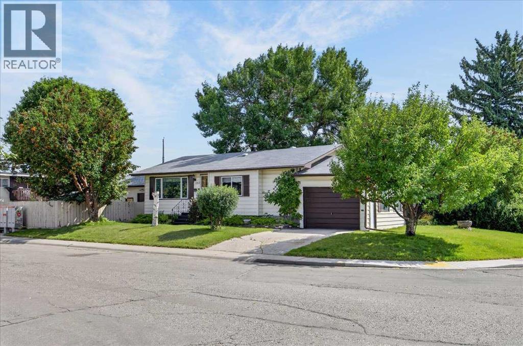 1060 Motherwell Road Ne Property Photo 2