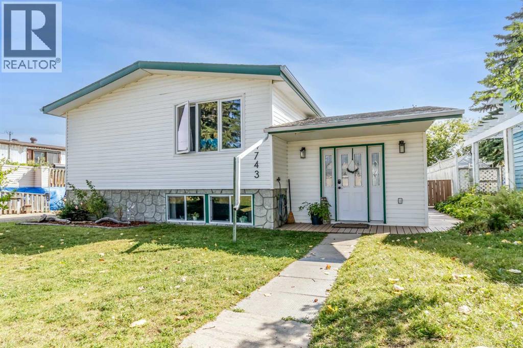 4743 47 Street Property Photo 1