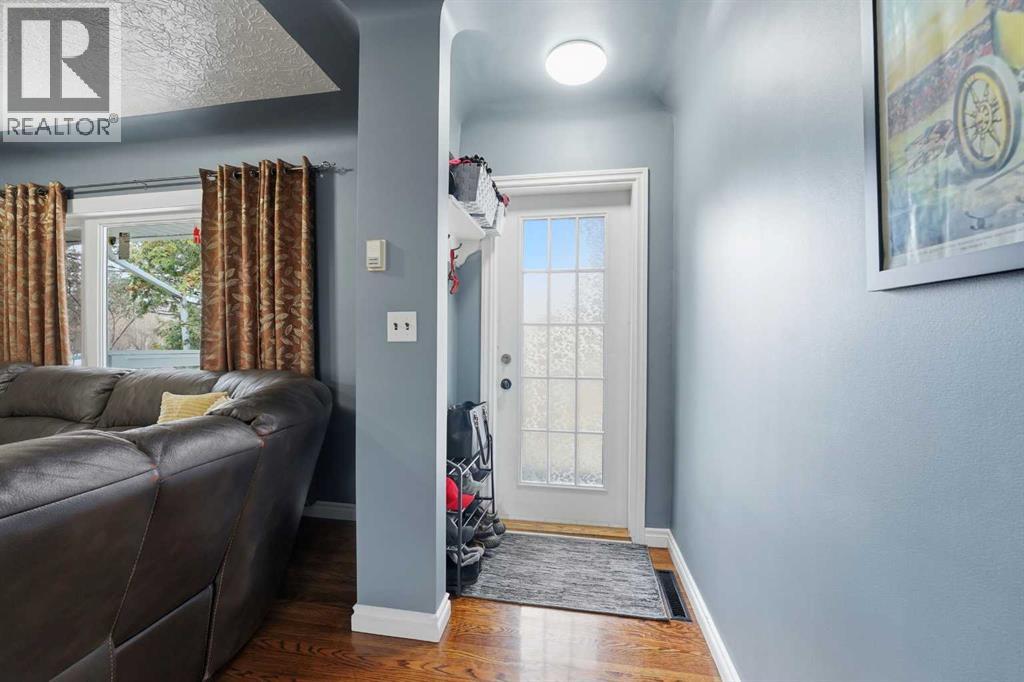 4624 49 Street Property Photo 4
