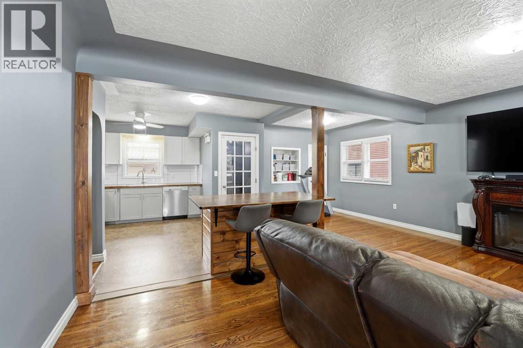 4624 49 Street Property Photo 5
