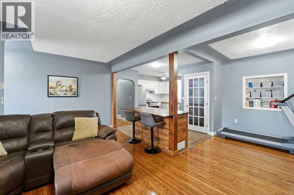 4624 49 Street Property Photo 7