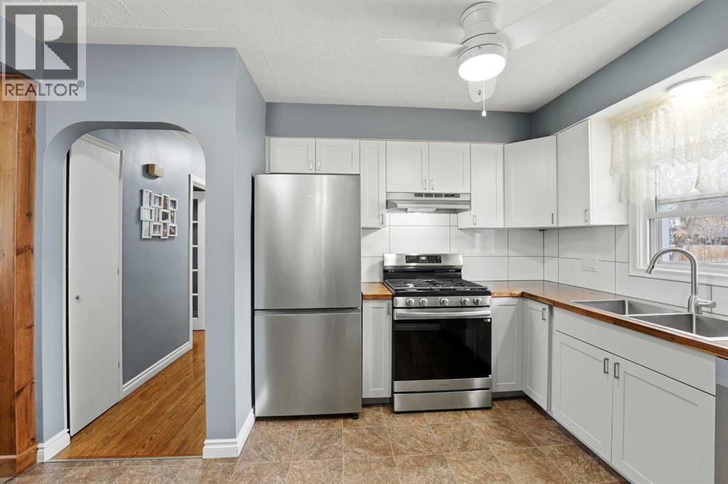 4624 49 Street Property Photo 9