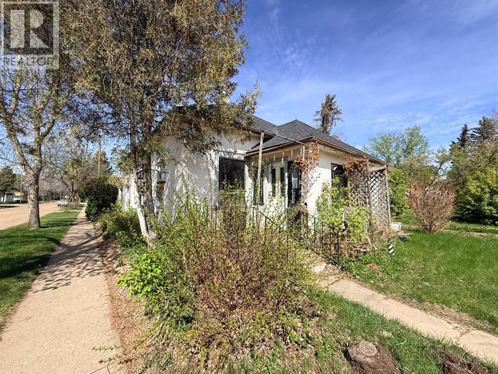 4802 47 Street Property Photo 2