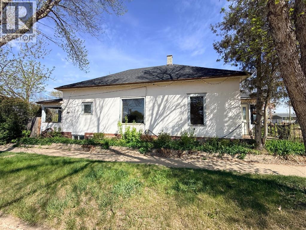 4802 47 Street Property Photo 3