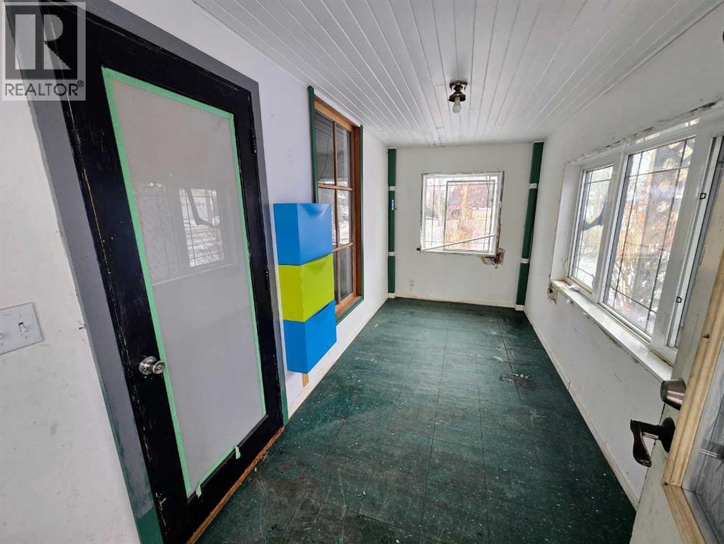 4802 47 Street Property Photo 4