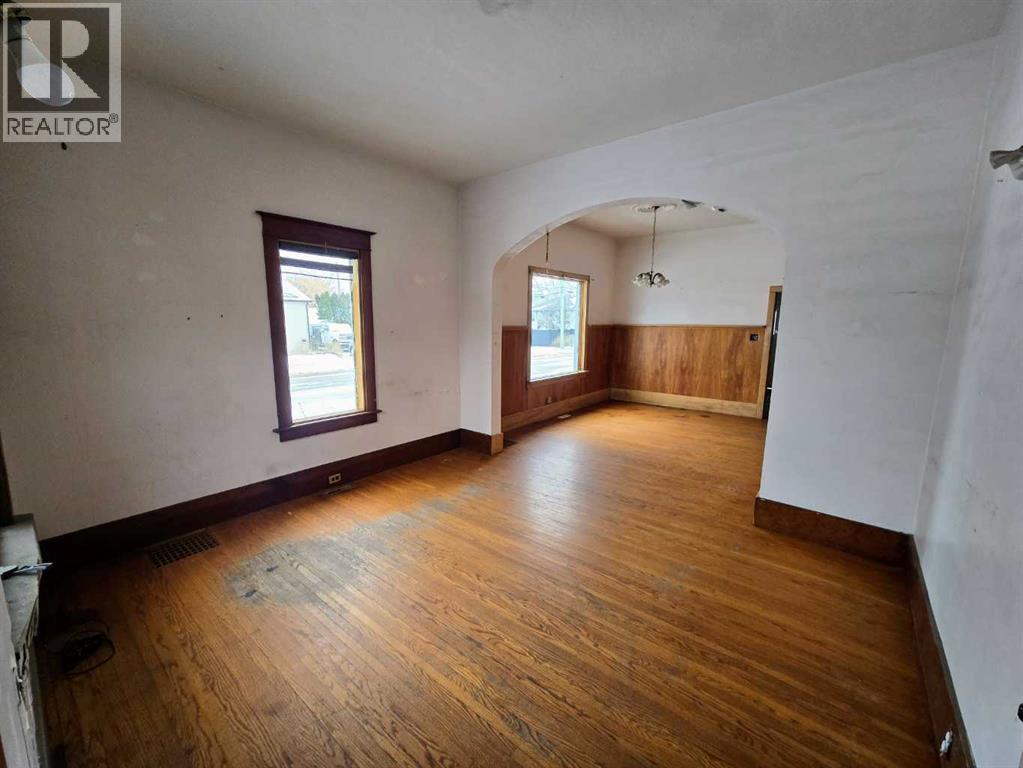 4802 47 Street Property Photo 5