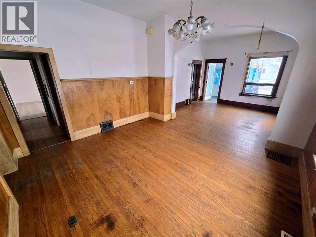 4802 47 Street Property Photo 7