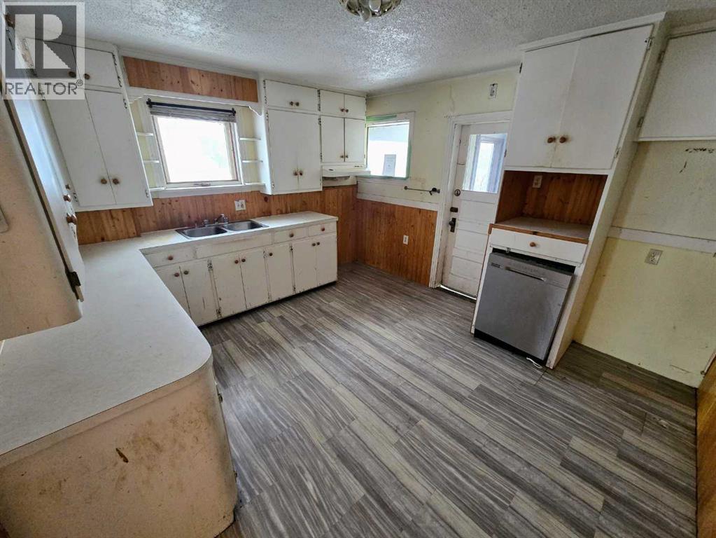 4802 47 Street Property Photo 8