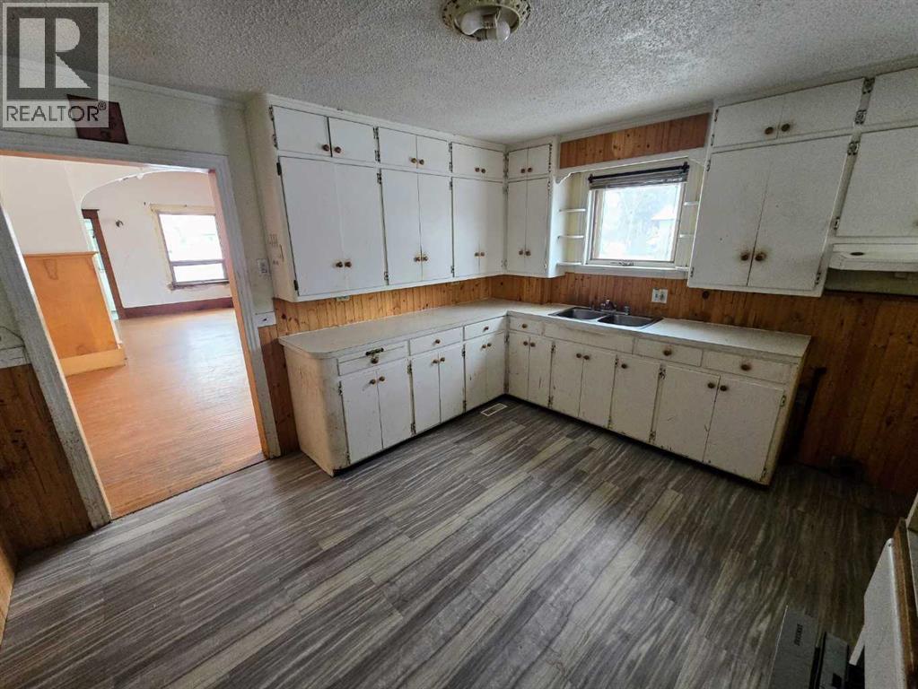 4802 47 Street Property Photo 9