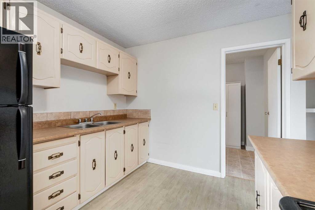 4527 73 Street Northwest Property Photo 5