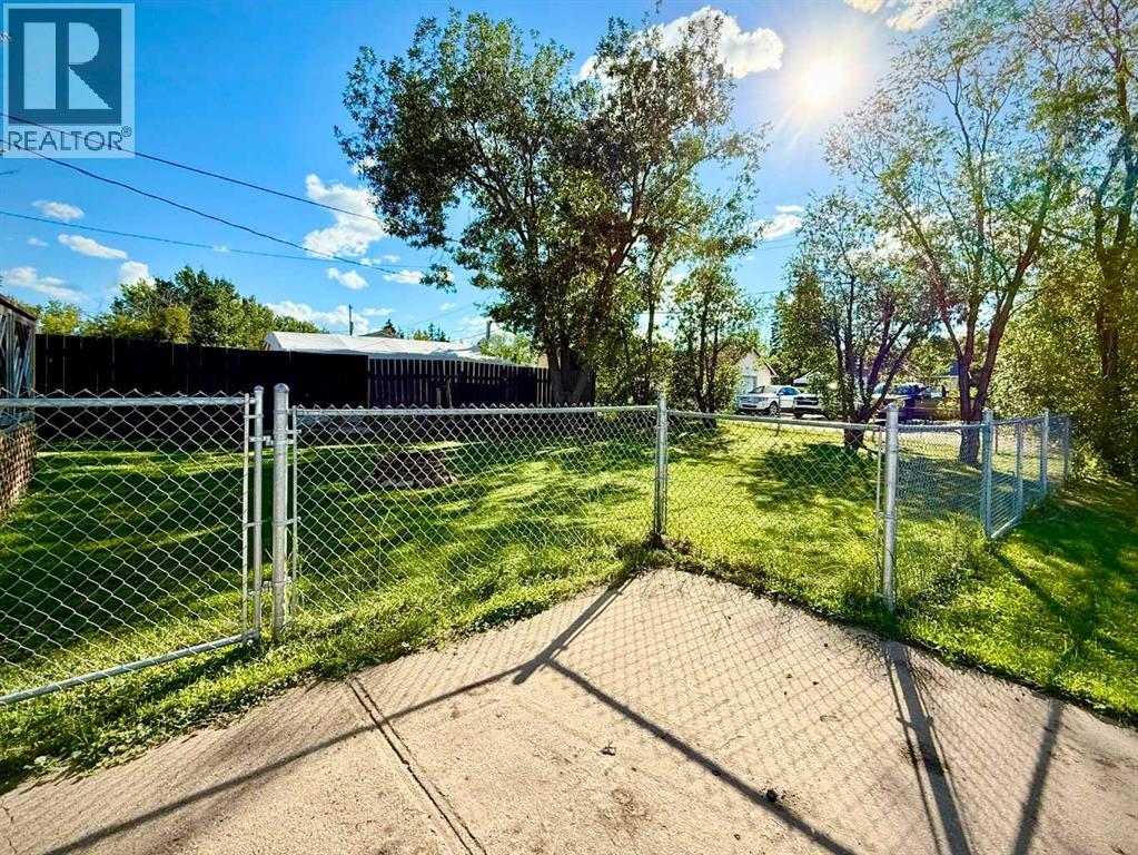 9732 100 Street Property Photo 4