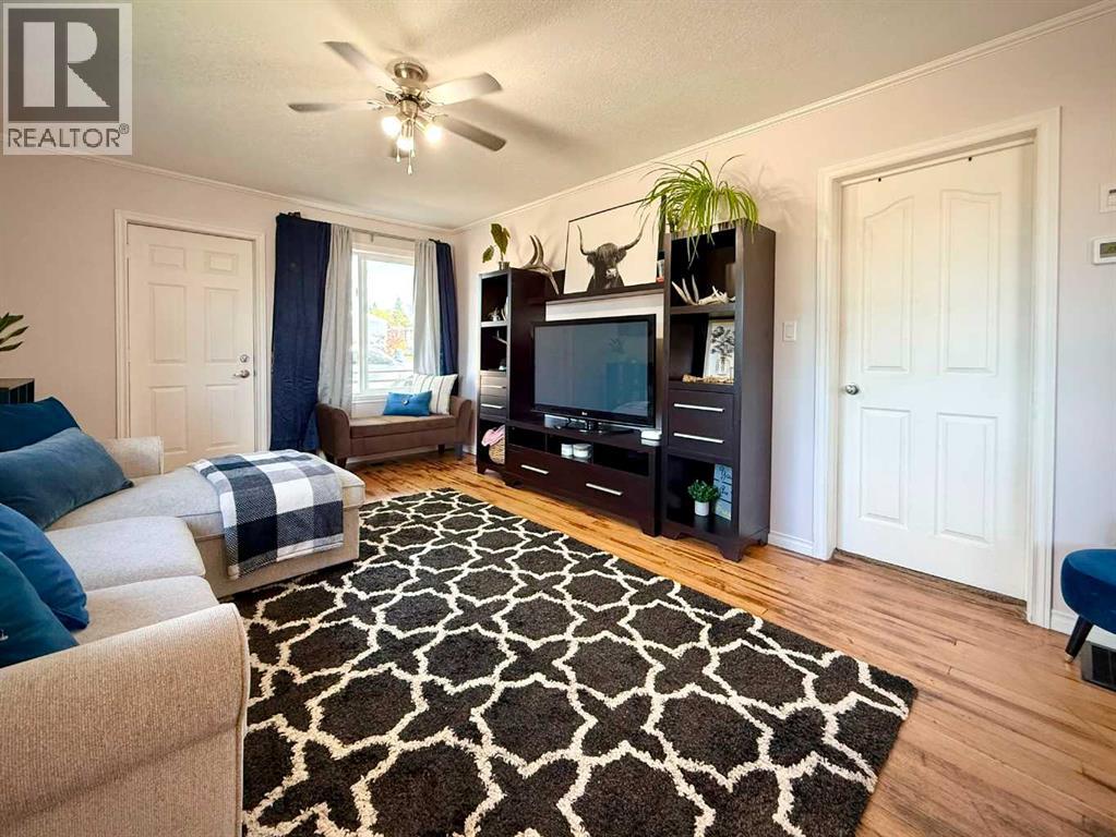 9732 100 Street Property Photo 11