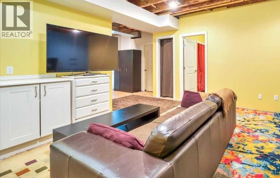 8 Sunset Square Property Photo 32