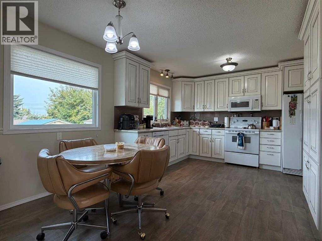 607 6 Avenue Property Photo 2
