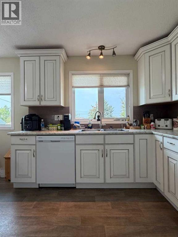 607 6 Avenue Property Photo 3