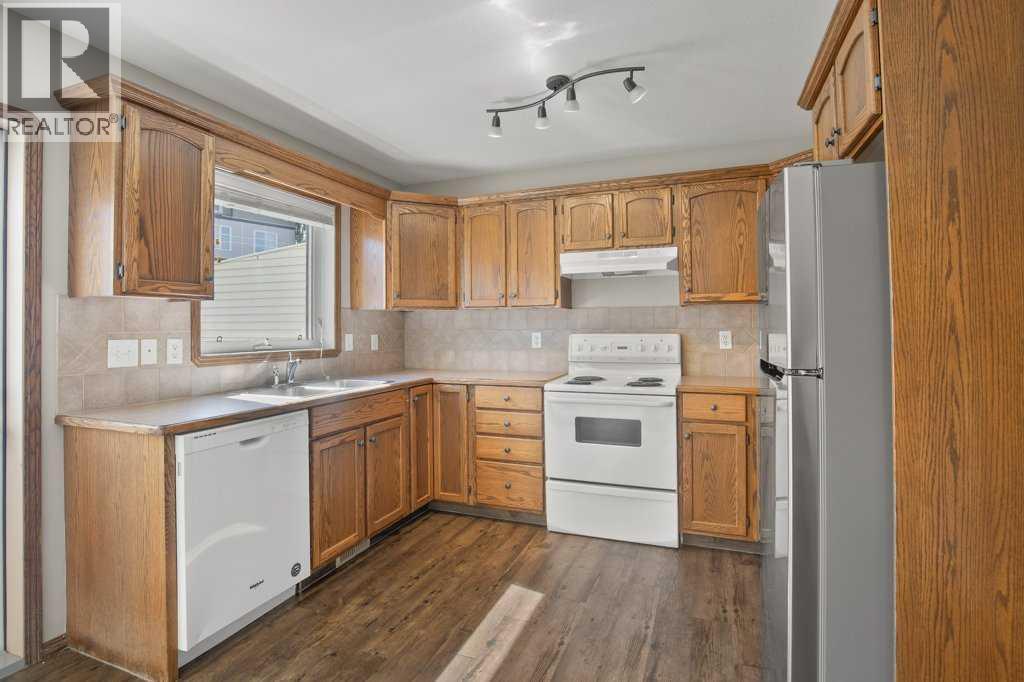 127 Lyons Close Property Photo 6
