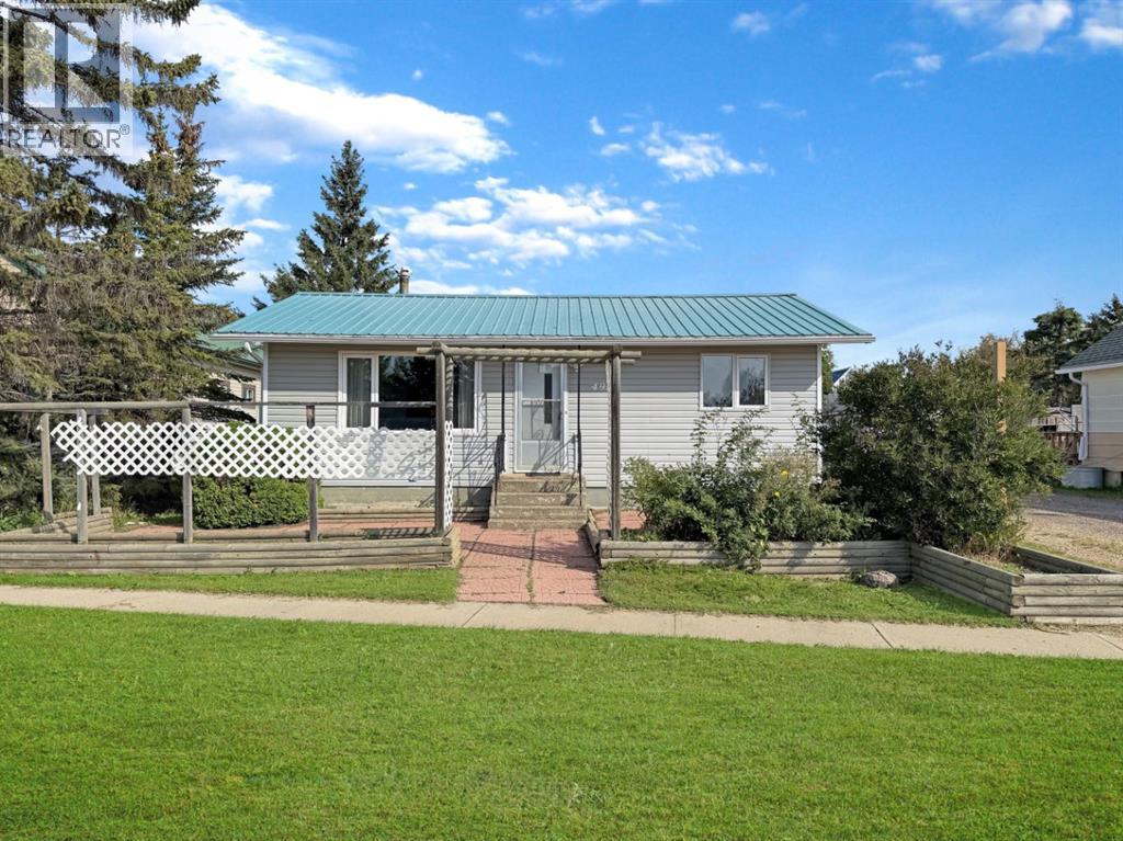 4912 49 Avenue Property Photo 2