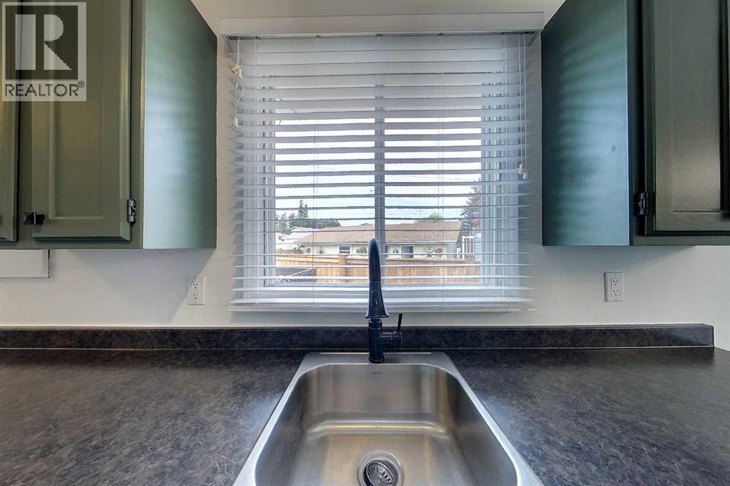 1102 55 Street Property Photo 4