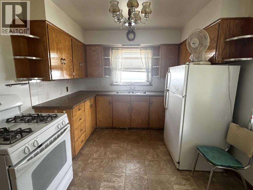 1915 1 Avenue N Property Photo 2