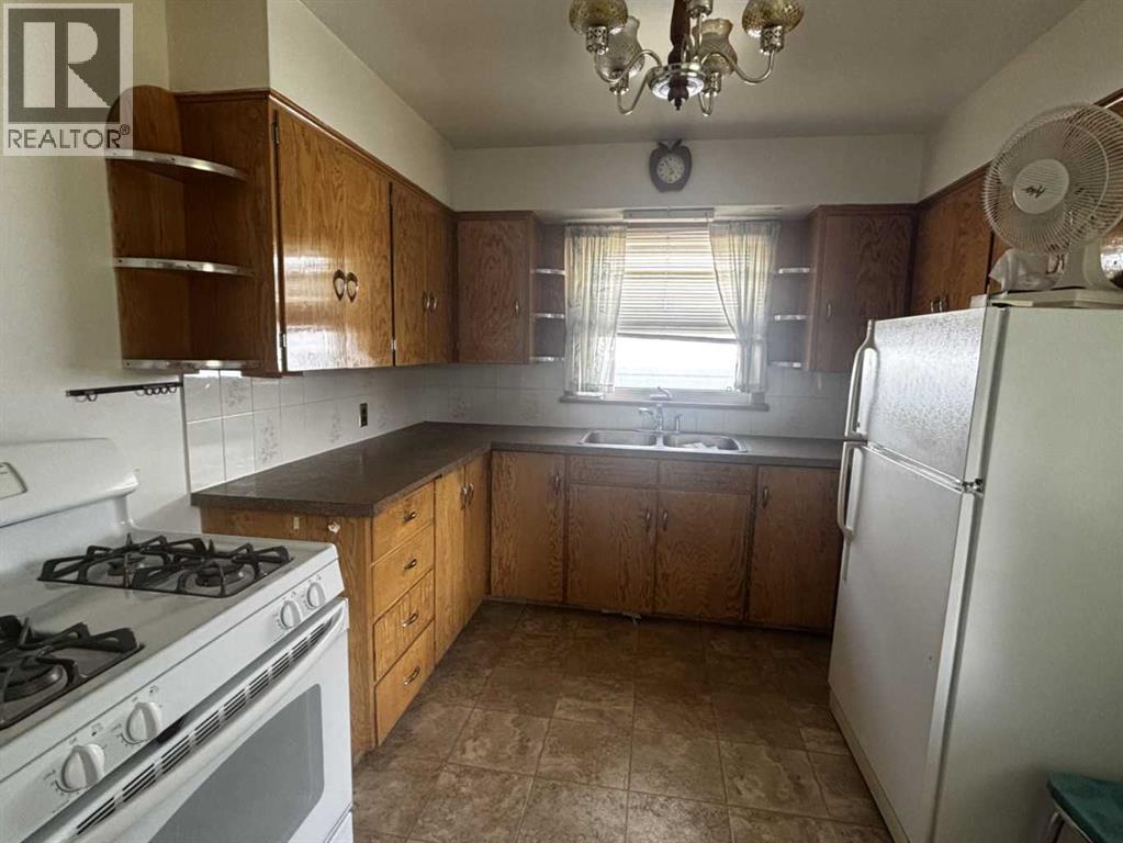1915 1 Avenue N Property Photo 3