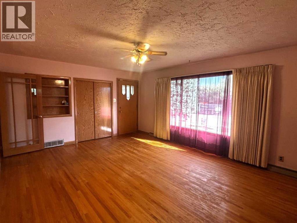1915 1 Avenue N Property Photo 6