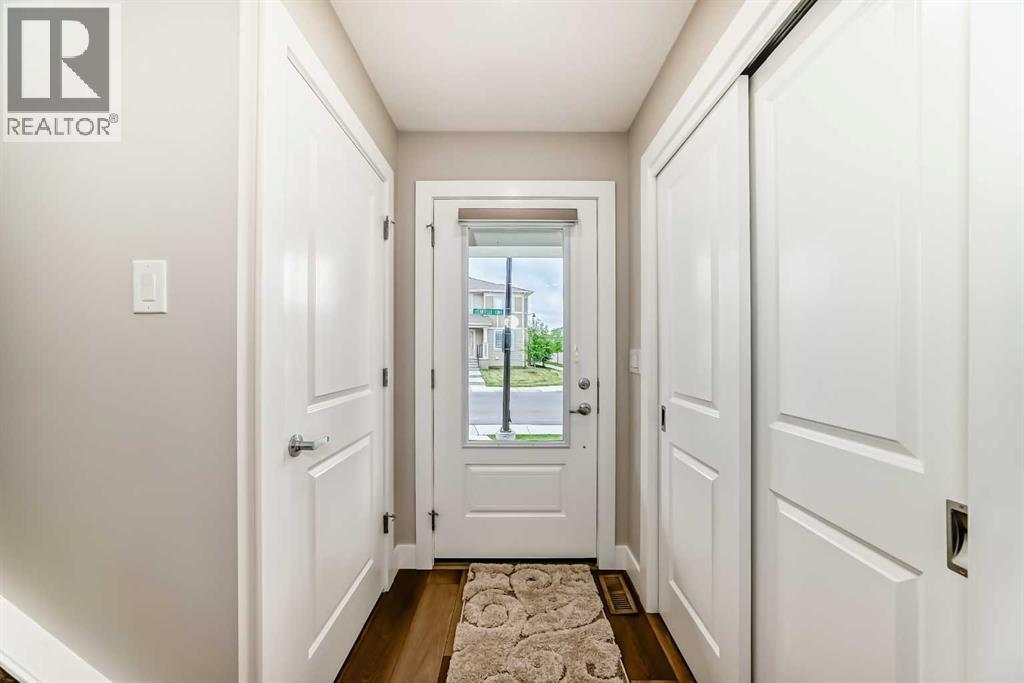 8 Yorkville Link Sw Property Photo 2