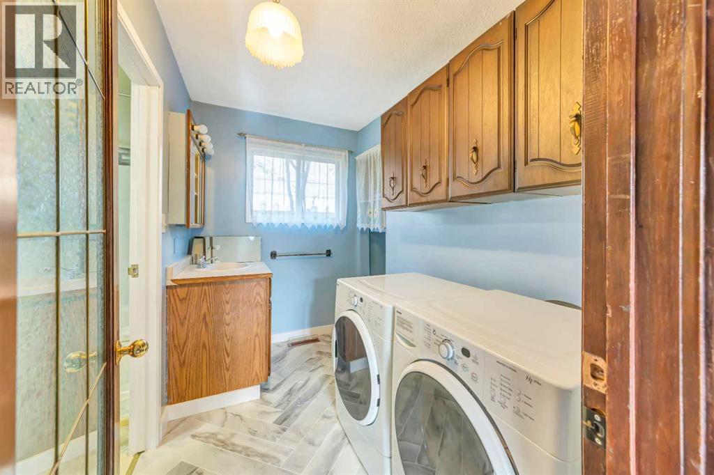 5207 48 Street Property Photo 8