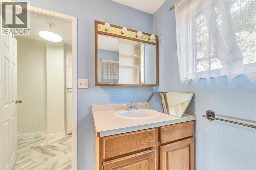 5207 48 Street Property Photo 9