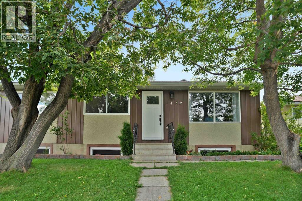 1432 Robson Crescent Se Property Photo 1