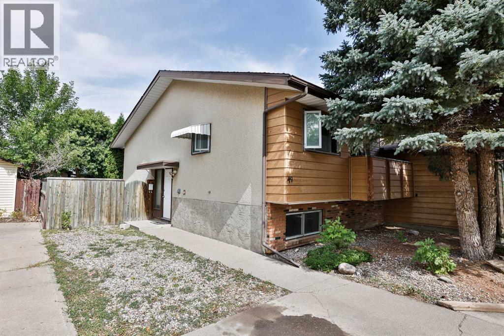 49 Meadowlark Boulevard N Property Photo 3
