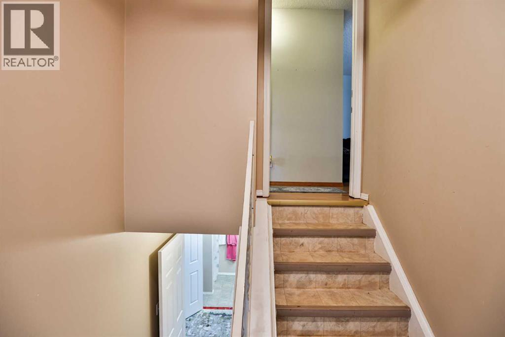 49 Meadowlark Boulevard N Property Photo 4