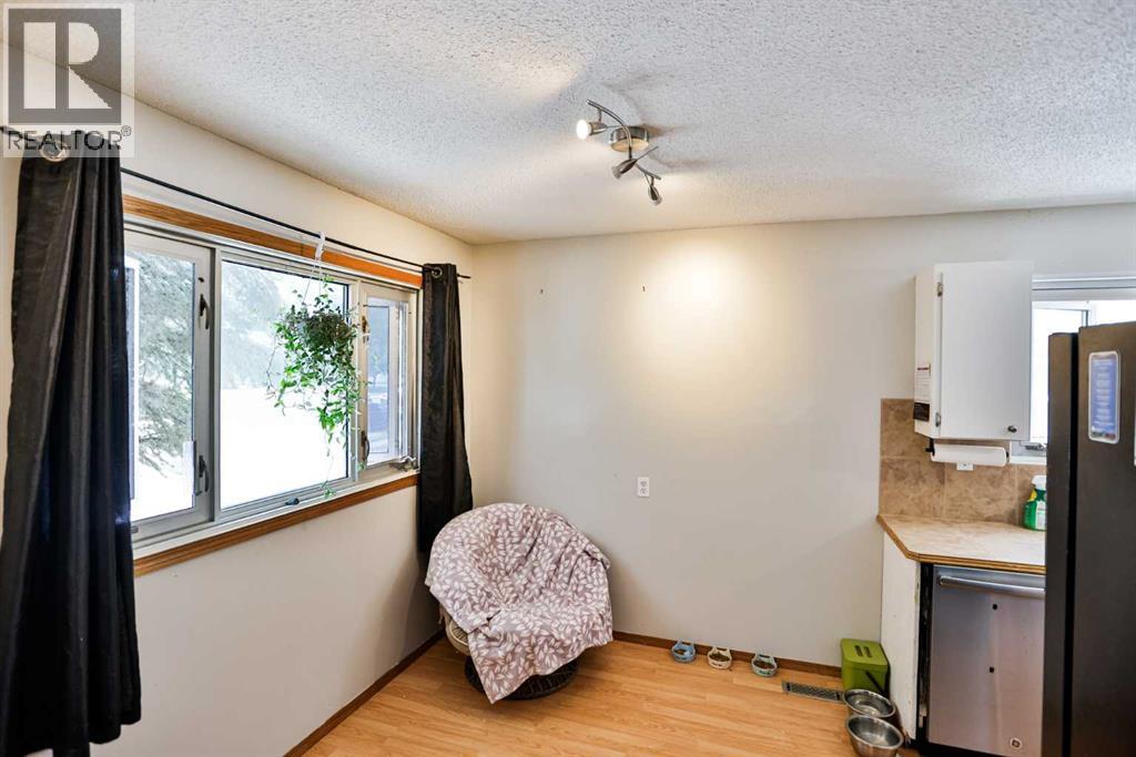 49 Meadowlark Boulevard N Property Photo 9