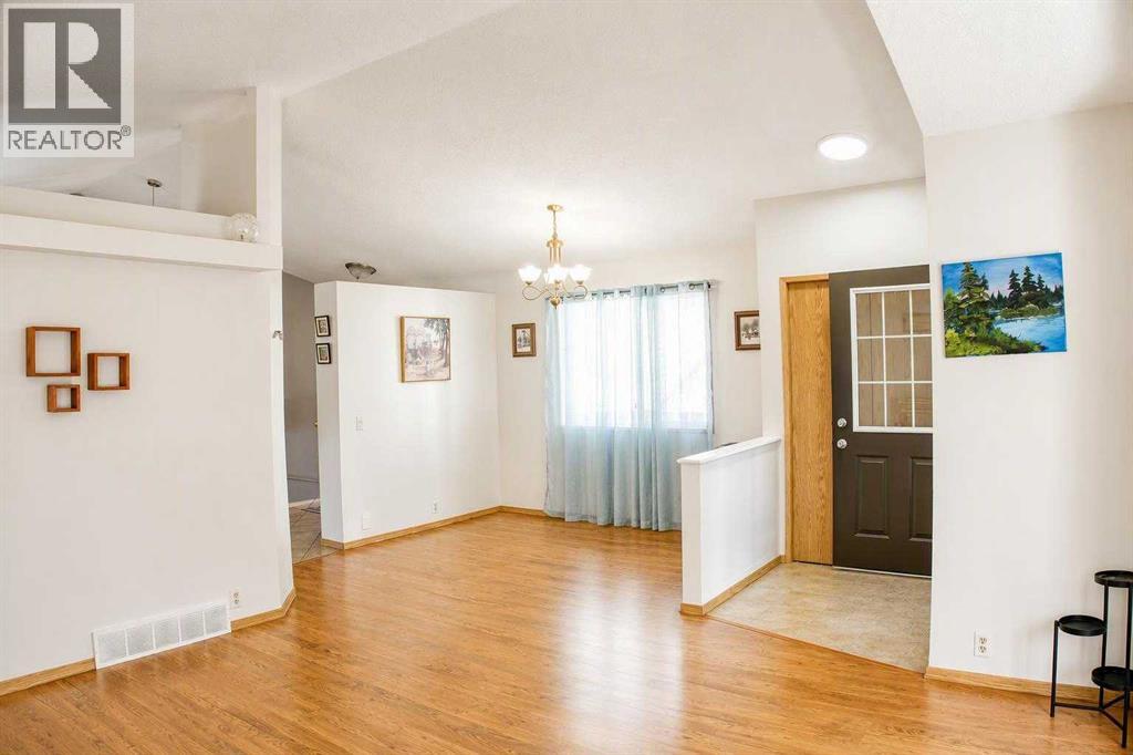 16 Martinridge Way Ne Property Photo 6