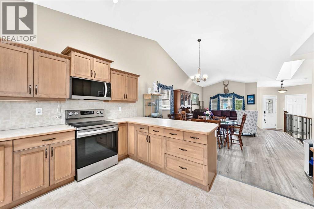 520 Couleesprings Crescent S Property Photo 7