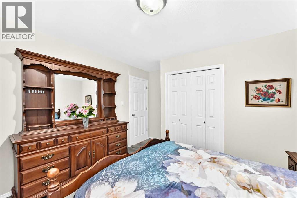 520 Couleesprings Crescent S Property Photo 17