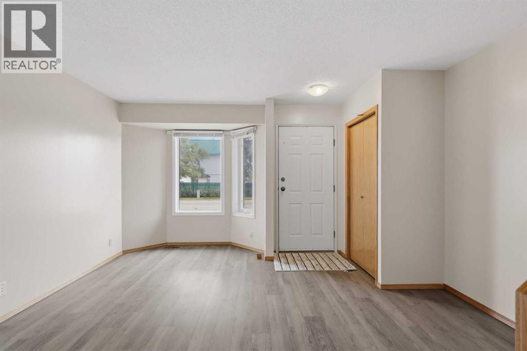5414 45 Street Property Photo 2