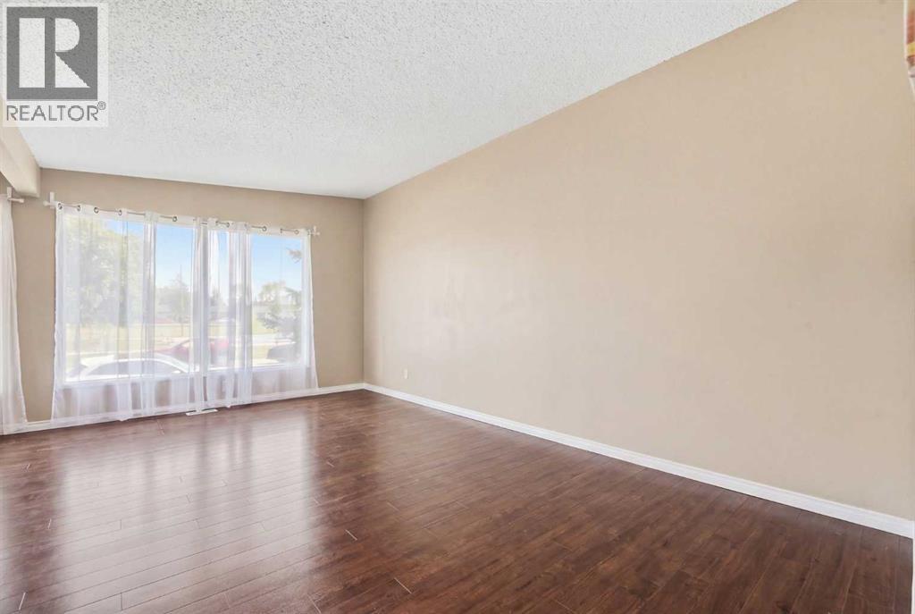 2615/2613 39 Street Se Property Photo 5