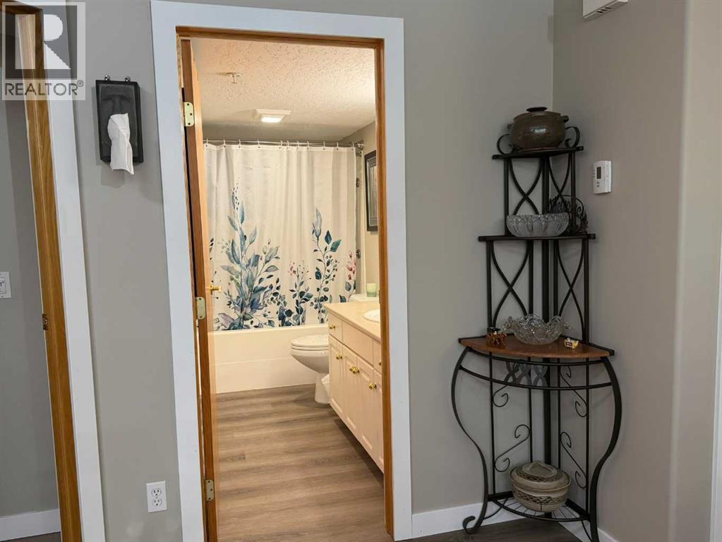 4805 45 Street Property Photo 9