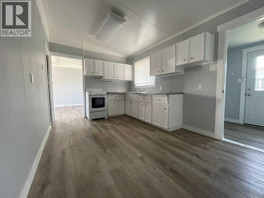 5308 57 Street Property Photo 3
