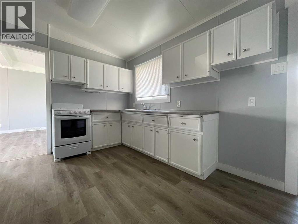 5308 57 Street Property Photo 4